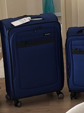 NWT Samsonite medium suitcase
